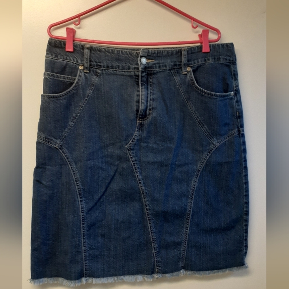 Womens' Gloria Vanderbilt light denim skirt - size 12